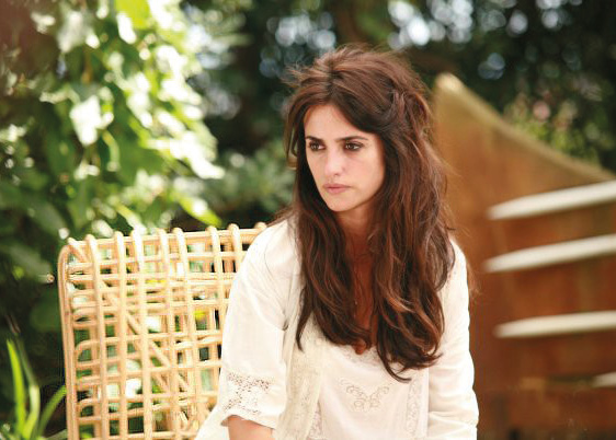 Penelope Cruz sitting on superelastica